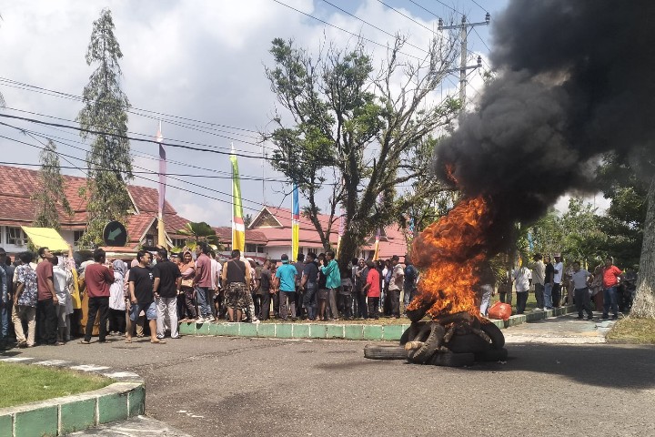 Diduga Kades Desa Pedukun Korupsi 207 Juta, Ratusan Masyarakat Pedukun Minta Bupati Bungo Pecat Kades