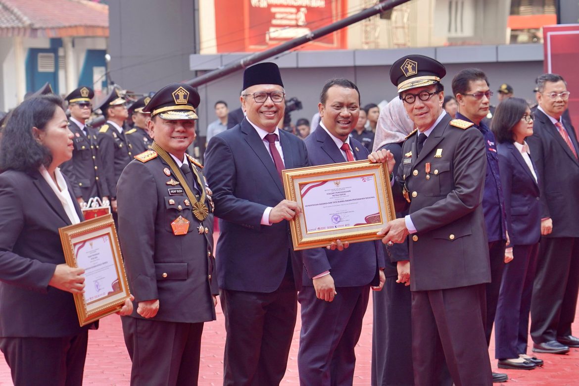 Dukung Percepatan Sertipikasi Tanah di Pulau Nusakambangan, Kementerian ATR/BPN Terima Penghargaan dari Kementerian Hukum dan HAM