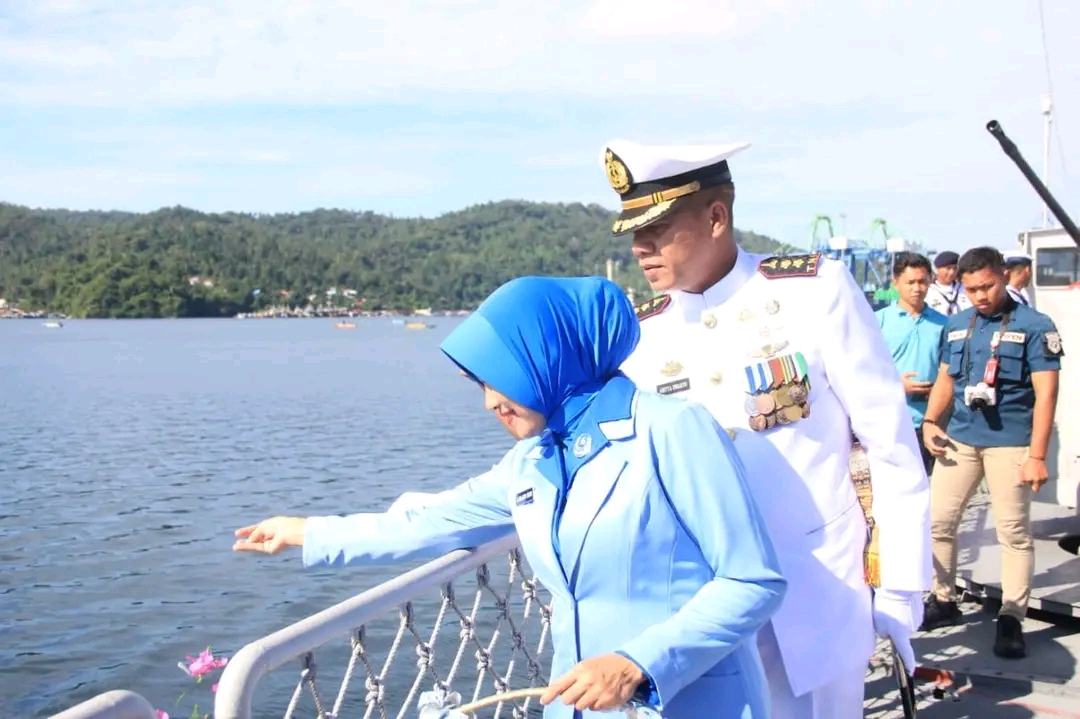 Memperingati HUT ke 79 TNI Angkatan Laut, Danyonmarhanlan VIII Bitung Bersama ketua Ranting E Cbg. 1 korcab Pasmar 2 mengikuti Upacara Tabur Bunga di Laut