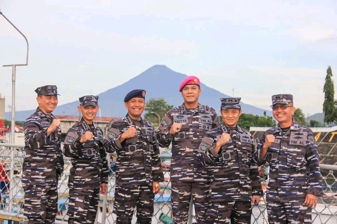 *Danyonmarhanlan VIII Bitung bersama PJU Lantamal VIII Turut Menyambut kedatangan KRI Marlin-877*