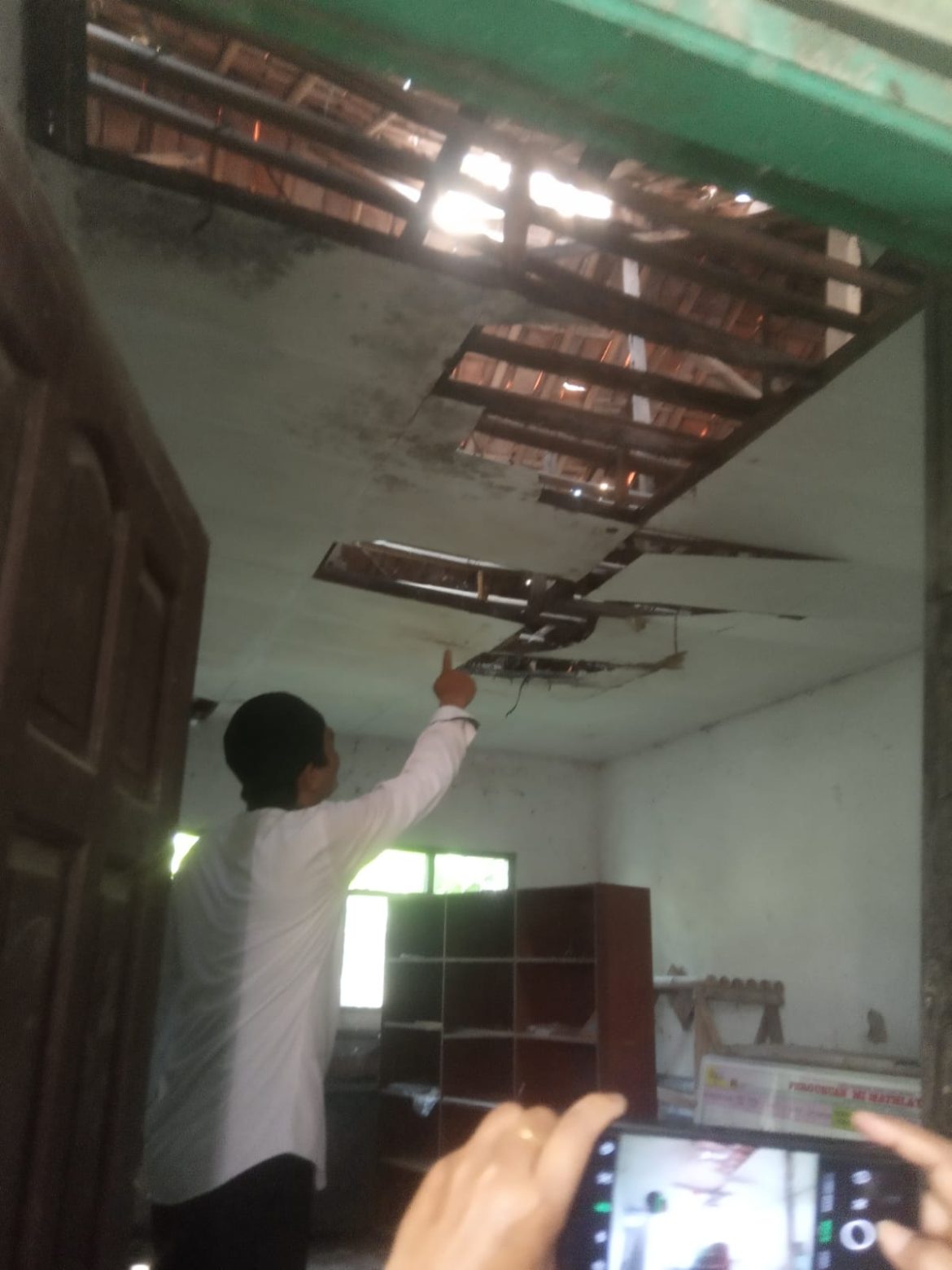 MI Mathla’ul Anwar Ruangan kelas Sudah Tidak Layak Untuk Kegiatan Belajar Mengajar (KBM)