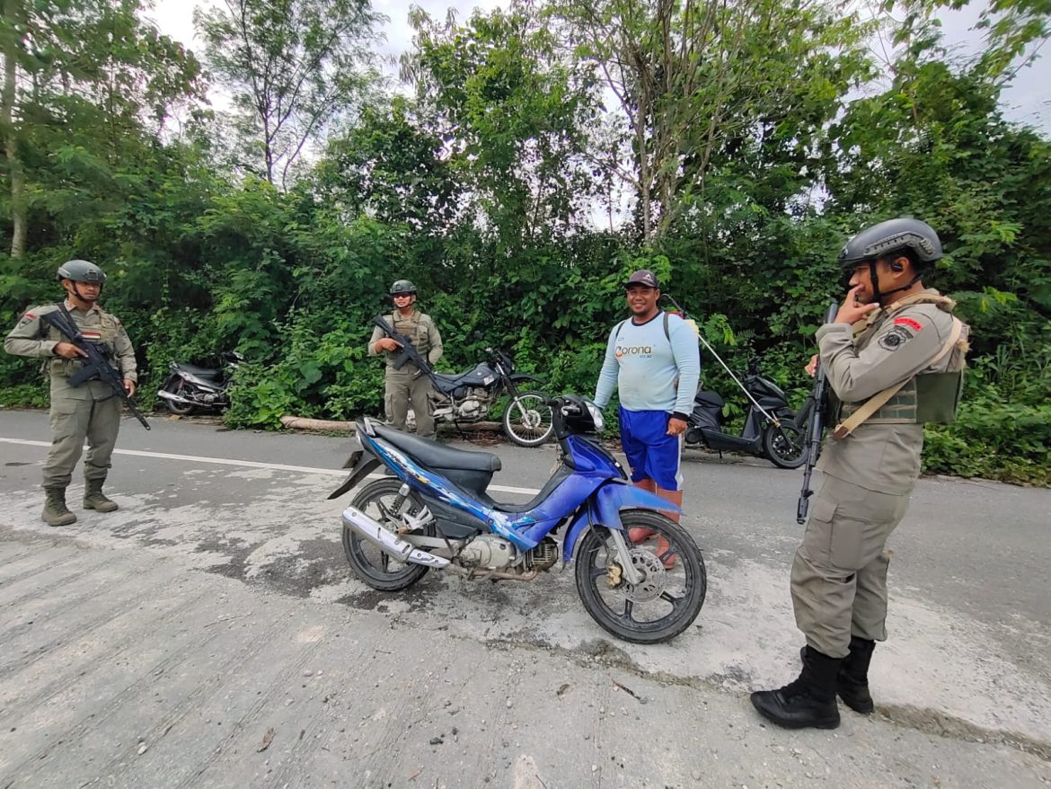 *Satgas Madago Raya Intensif Razia Kendaraan di Poso, Cegah Peredaran Senpi dan Handak*