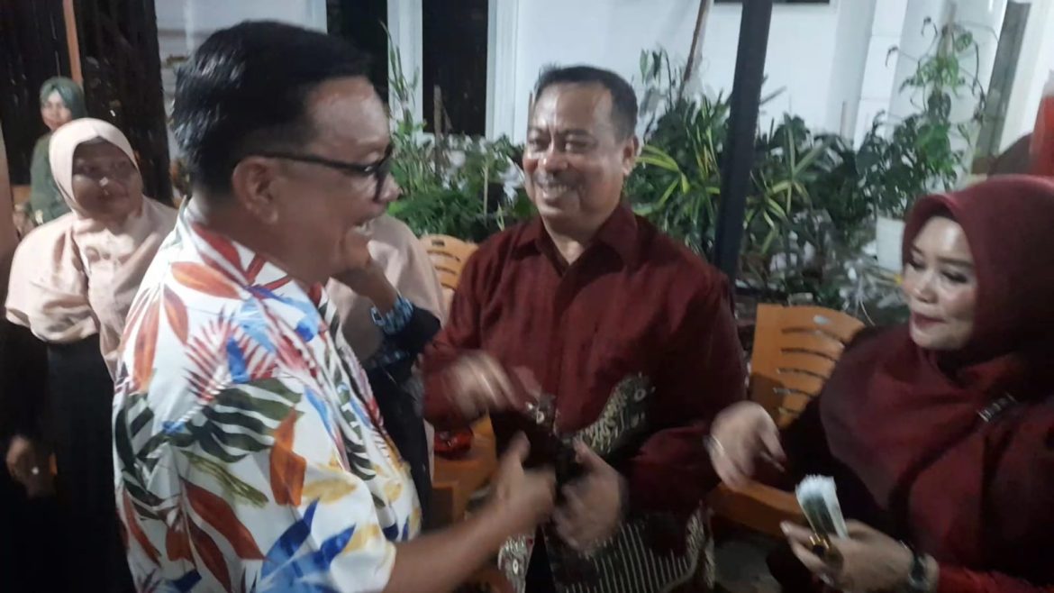 Wali Kota Bitung Ir. Maurits Mantiri MM Menyambangi Kediaman Haji Ruslan Gani.(Haji Gani) Bitung Sulawesi Utara