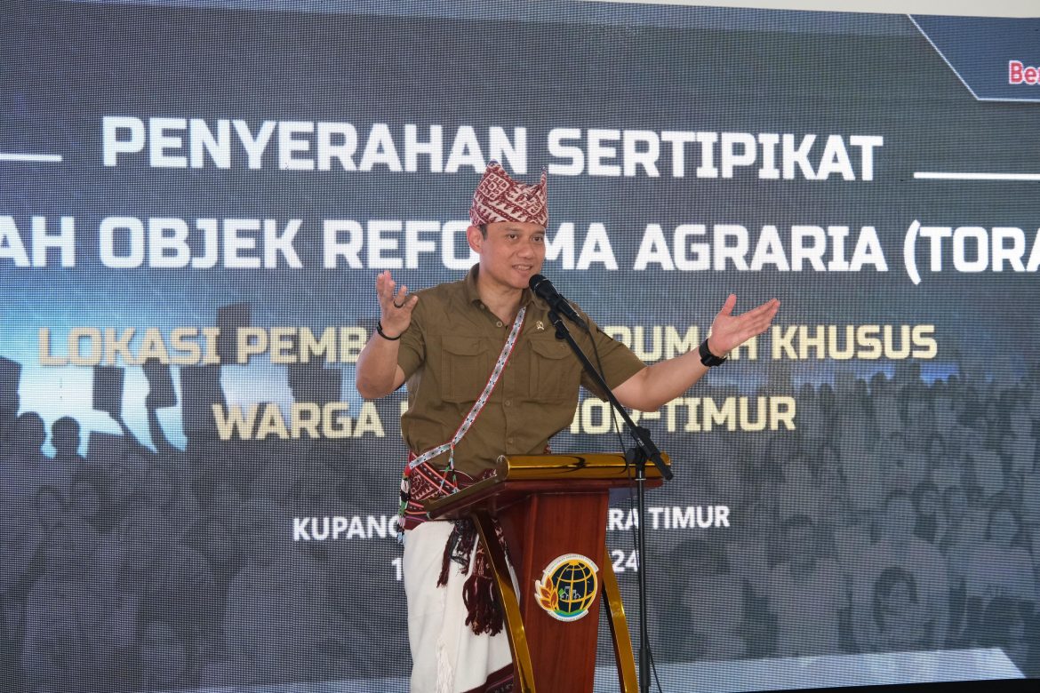Serahkan Sertipikat Tanah kepada Masyarakat Eks Timor Timur di NTT, Menteri AHY Kenang Pernah Sekolah di Dili