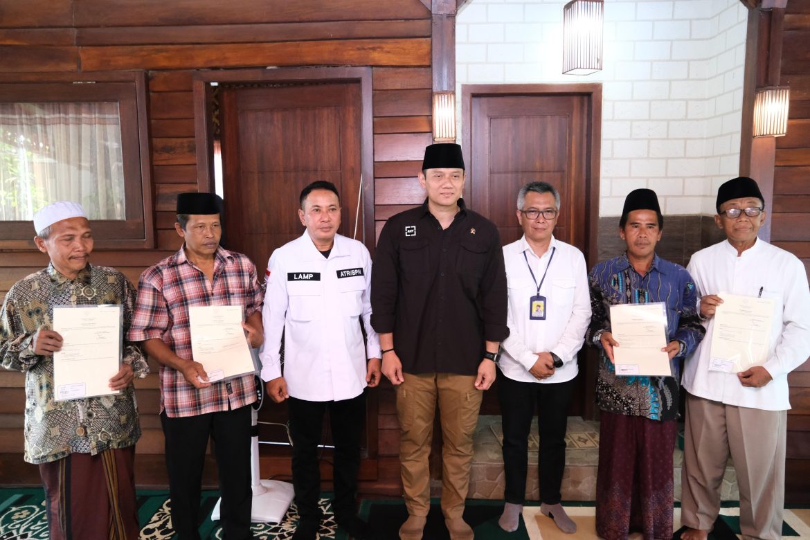 Menteri AHY Serahkan Puluhan Sertipikat Tanah Wakaf di Pasuruan, dari Sertipikat Yayasan Milik Habib Taufiq Assegaf hingga Musala Berusia 112 Tahun