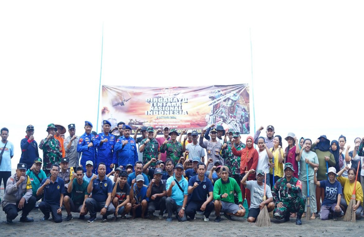 Gotong Royong Dan Karya Bhakti Tni Beserta Masyarakat Pantai Serang Dalam Hut Tni Ke-79 Di Blitar
