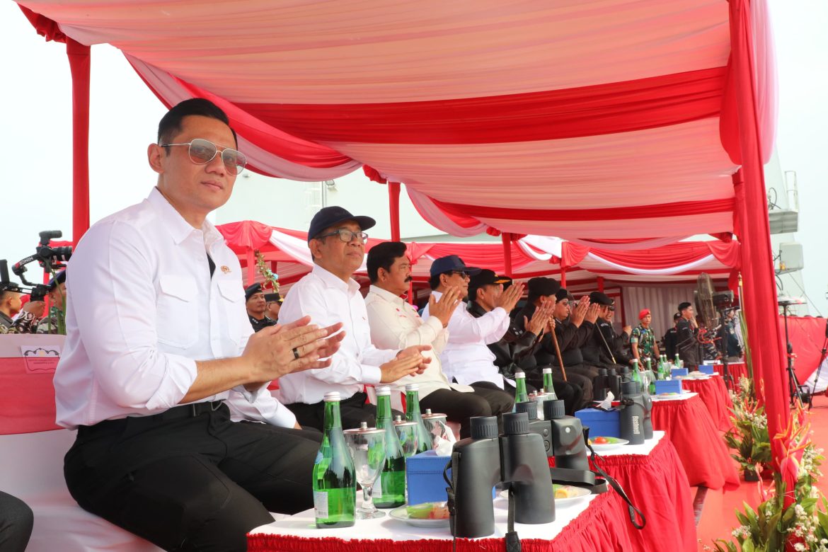 Bersama Presiden RI, Menteri AHY Peroleh Brevet Kehormatan Hiu Kencana dari TNI AL