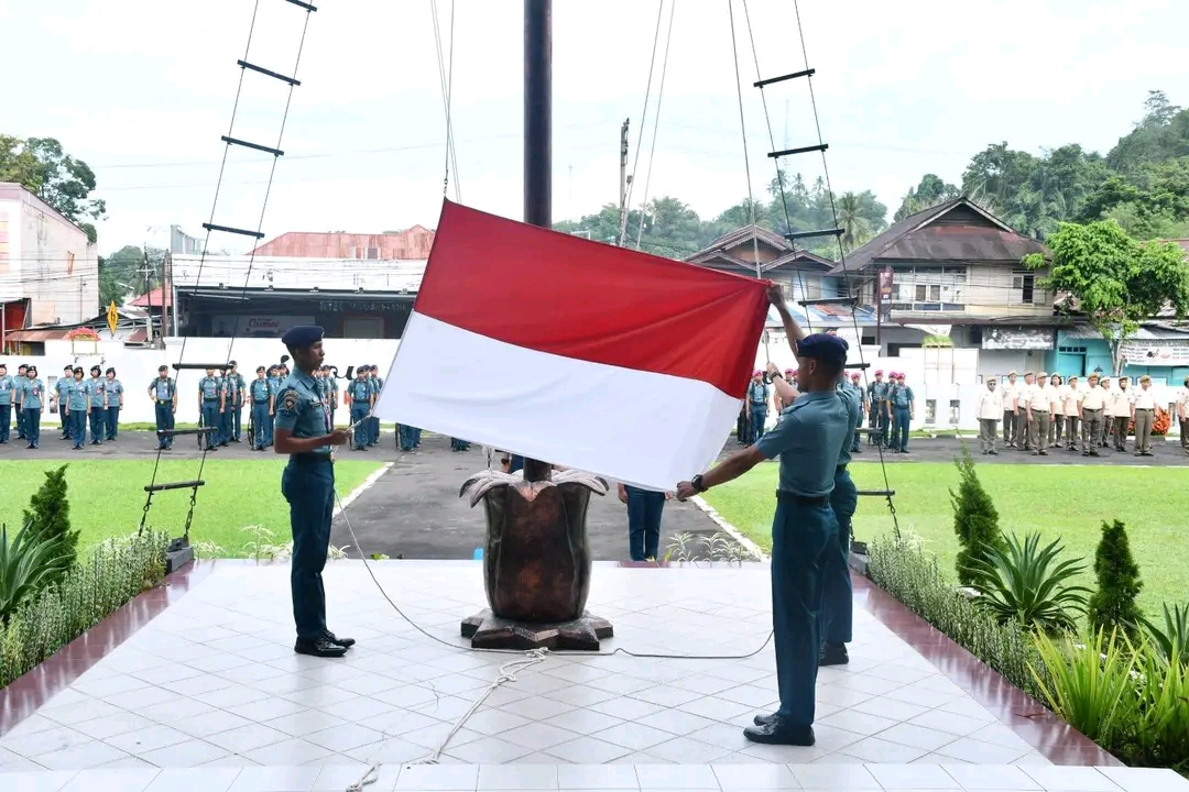 Tingkatkan Rasa Bela Negara, Prajurit Petarung Bitung Laksanakan Upacara Bendera