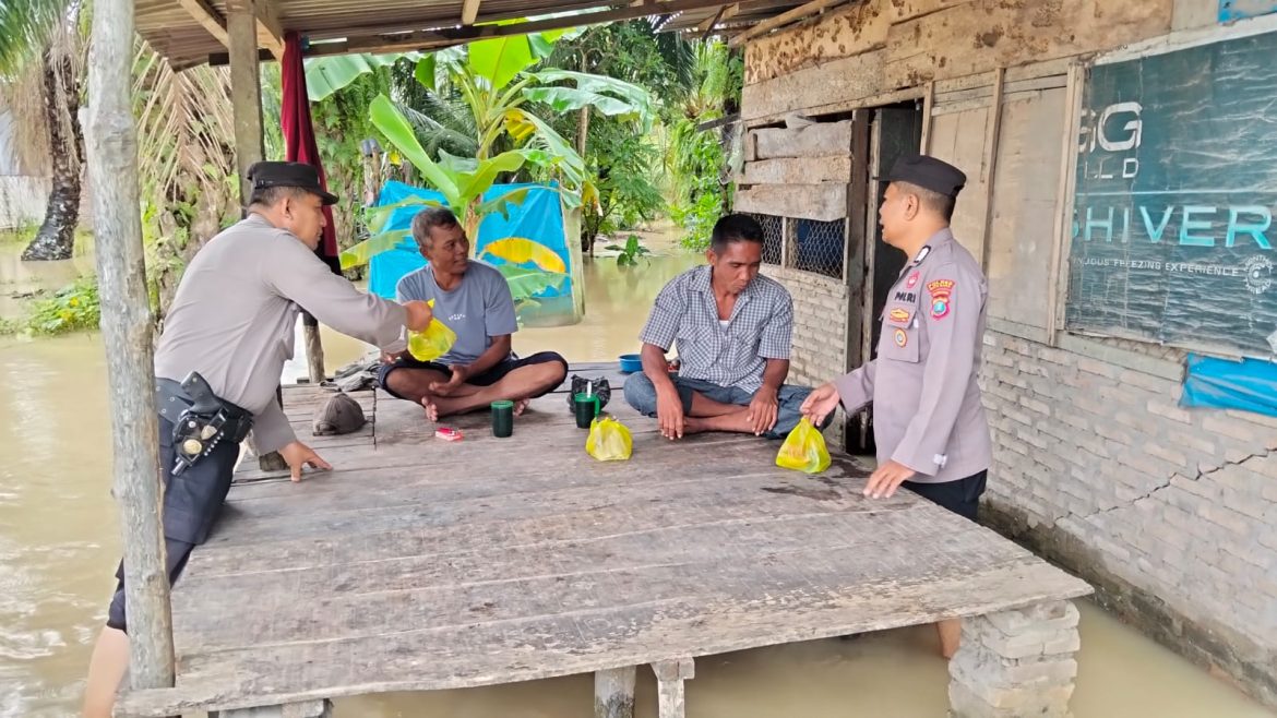 Jumat Berkah Polsek Medang Deras Bantu Warga Terdampak Banjir