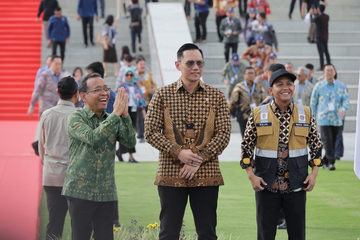 Disaksikan Presiden Jokowi, Menteri AHY Serahkan Sertipikat Tanah Elektronik Hak Pakai untuk Istana Negara dan Istana Garuda di IKN