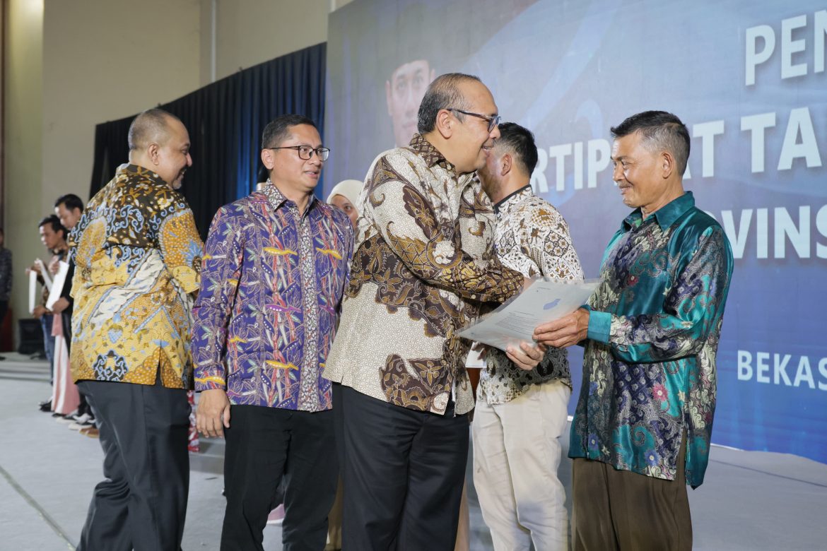 Sekjen Kementerian ATR/BPN Serahkan 3.256 Sertipikat Tanah bagi Masyarakat Jawa Barat: Minimalisir Sengketa dan Persempit Ruang Gerak Mafia Tanah