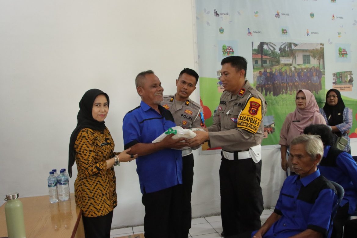 Kasat Lantas Polres Sergai Iptu Fauzul Arasy Gelar Baksos Bagi Penyandang Cacat