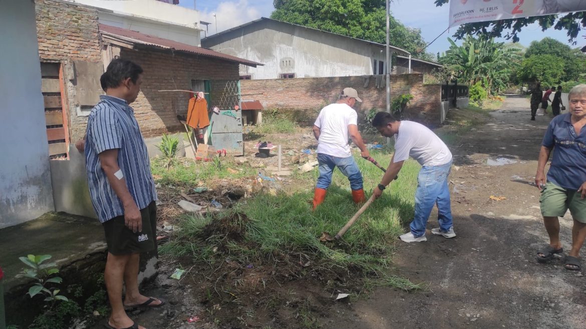 Pasca Banjir, Bhabinkamtibmas Polres Tebing Tinggi Gotong Royong Bersama Warga