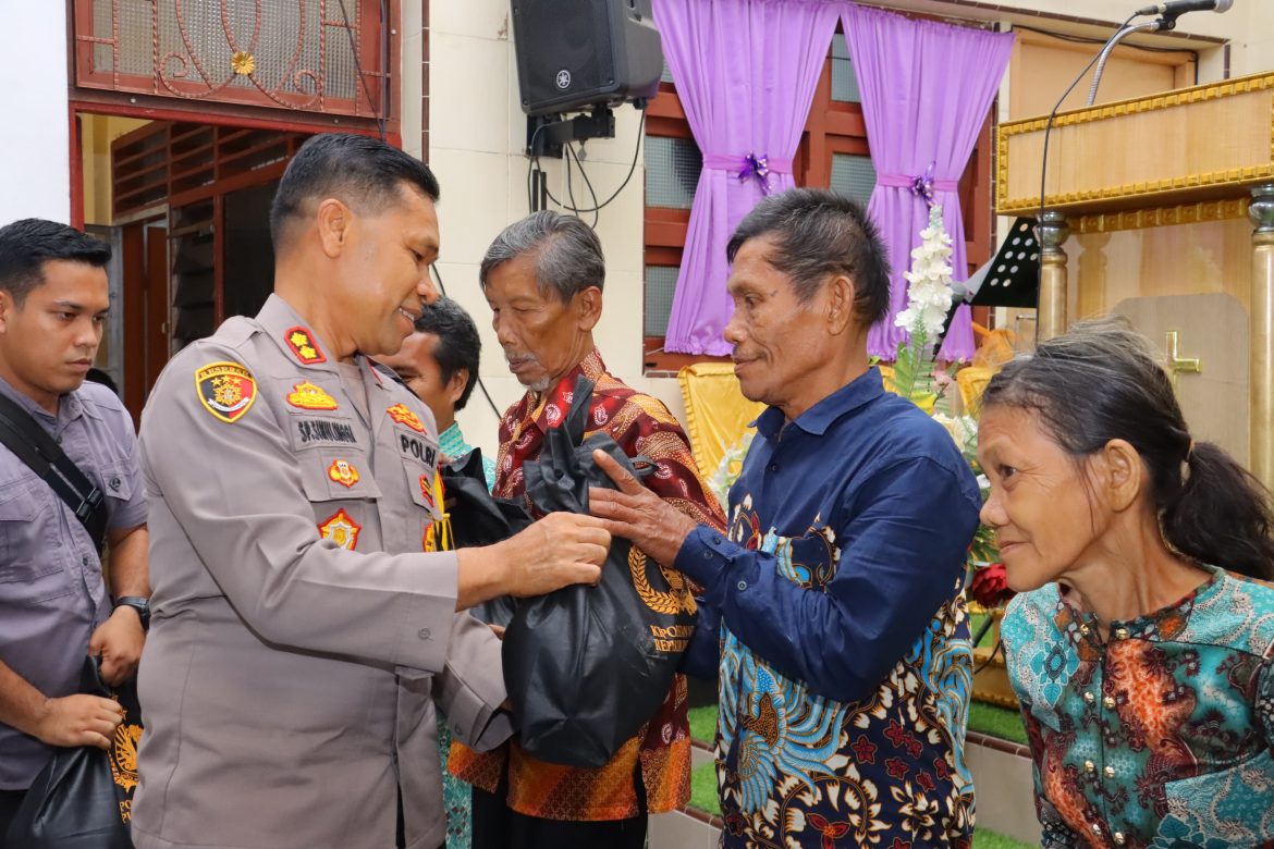 Minggu Kasih, Kapolres Tebing Tinggi Berikan Paket Sembako Kepada Jemaat