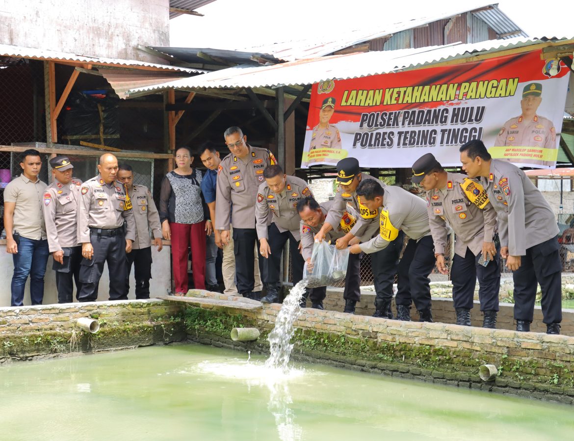 Dukung Ketahanan Pangan, Kapolres Tebing Tinggi AKBP Drs. Simon Paulus Sinulingga, S.H Tabur Benih Ikan