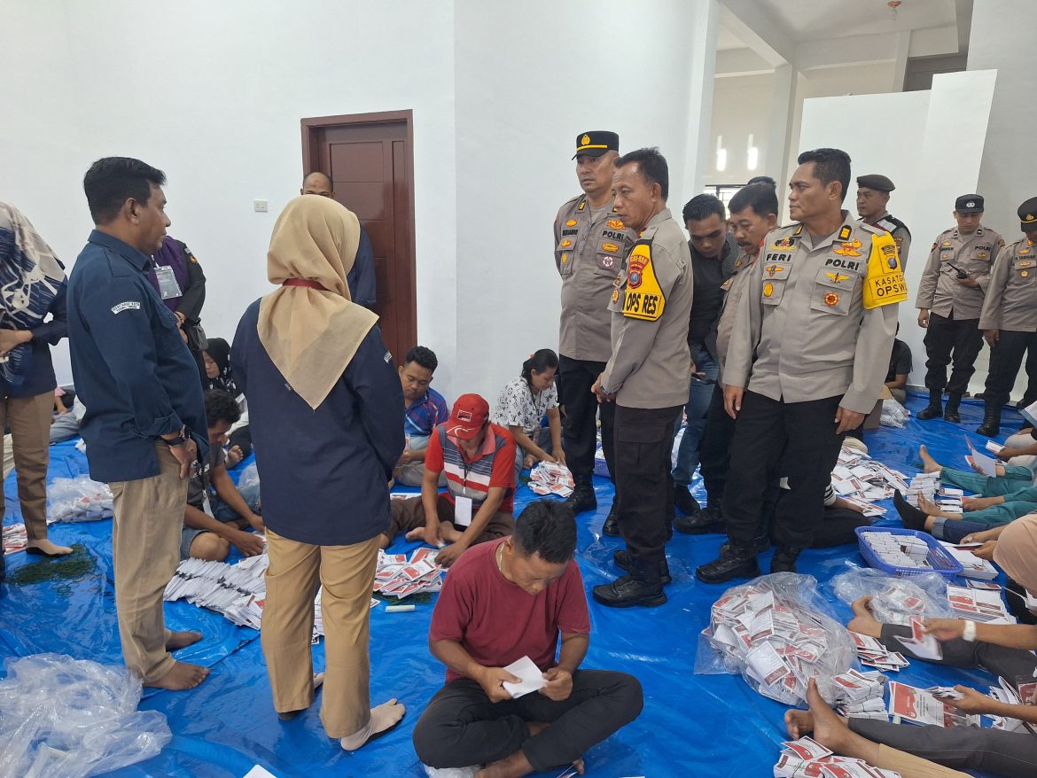Wakapolres Tebing Tinggi Tinjau Proses Sortir dan Pelipatan Surat Suara Pilkada 2024