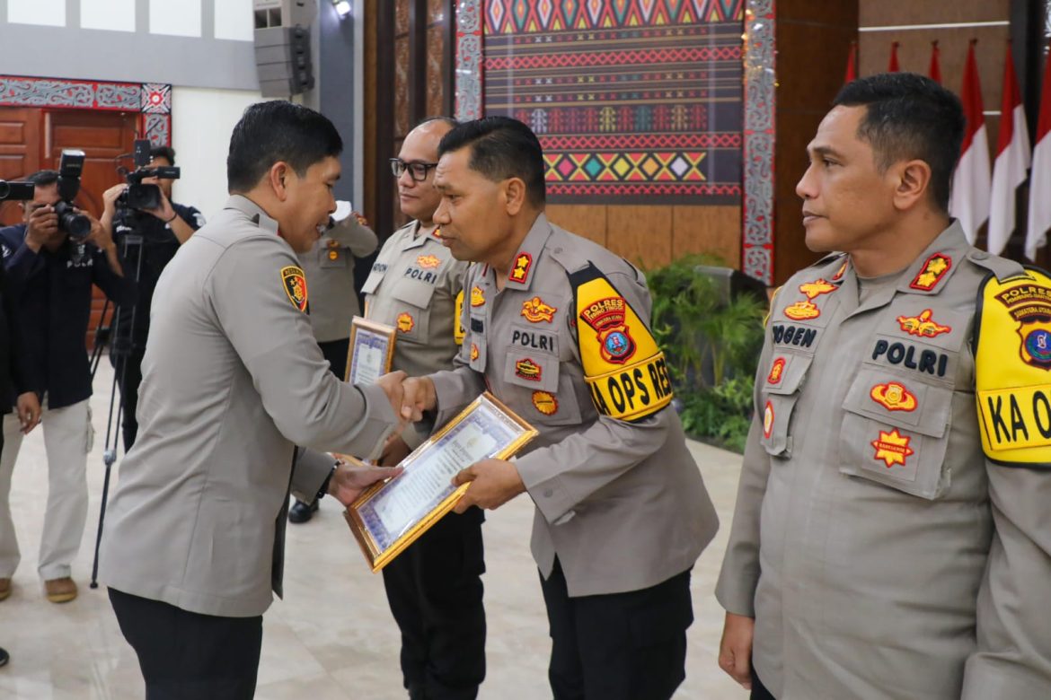 Kapolres Tebing Tinggi AKBP Drs. Simon Sinulingga, S.H Terima Penghargaan Kapolda Sumut