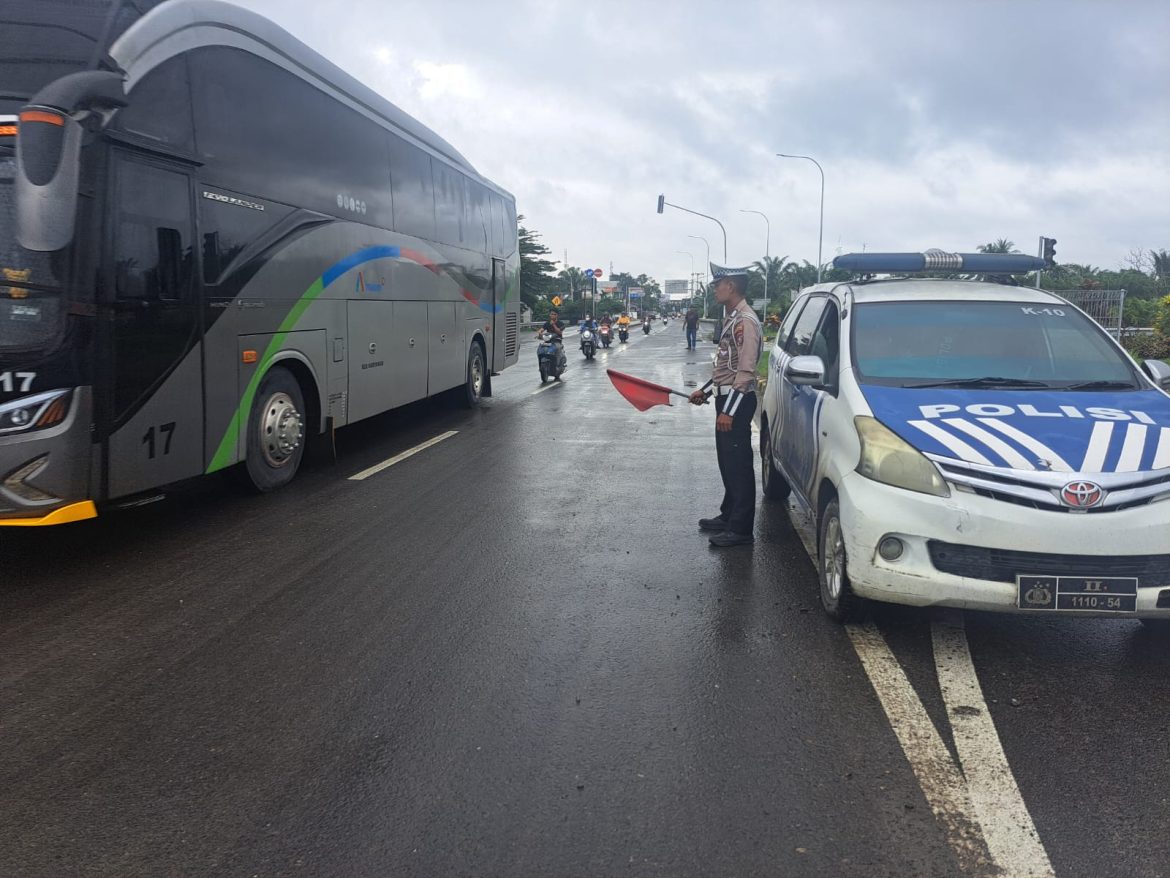 Antisipasi Kemacetan, Sat Lantas Polres Batu Bara Laksanakan Patroli Kibas Bendera