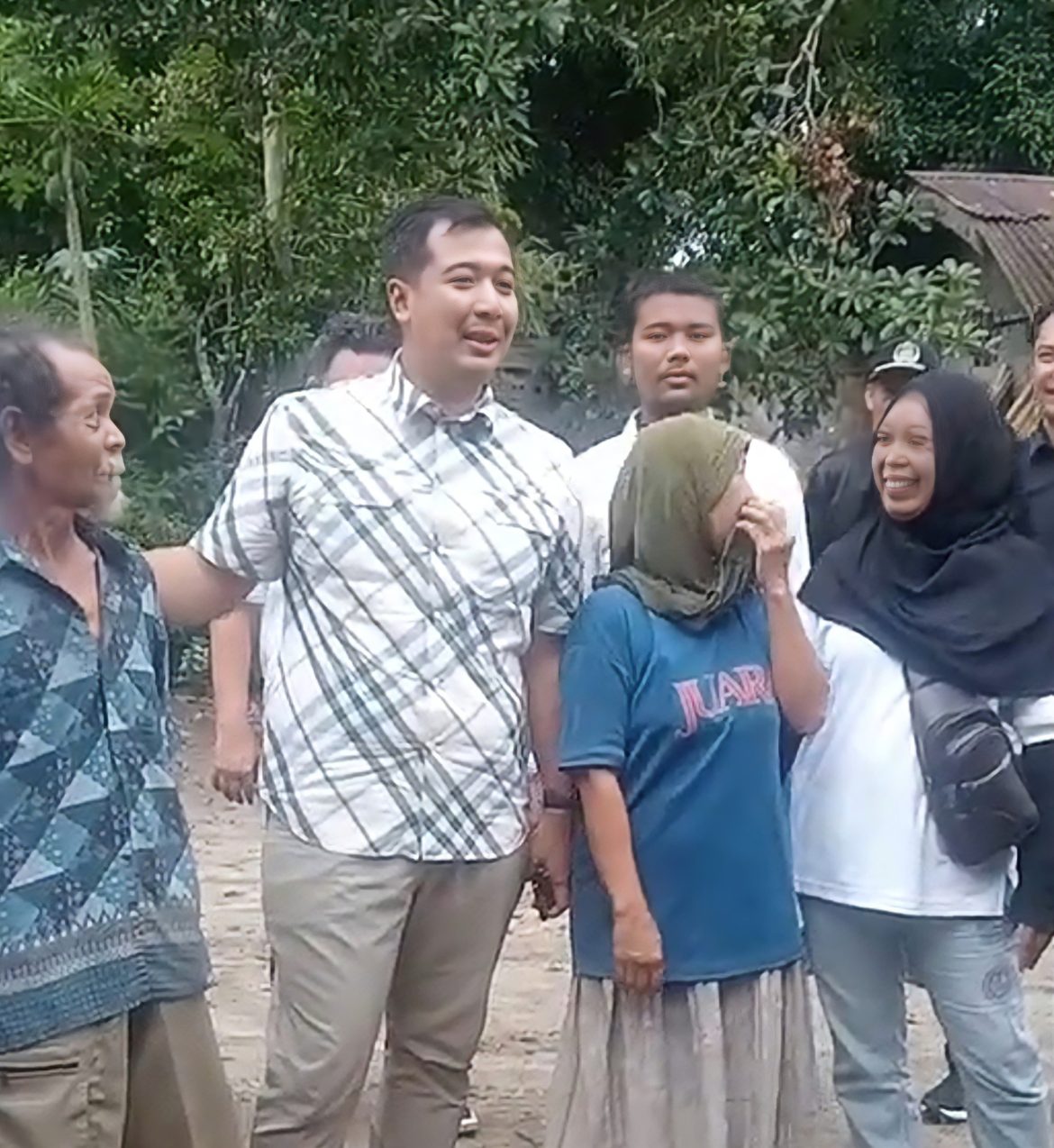 Bawa Listrik Terangi Warga Desa, Ade Jona Apresiasi Peran Media