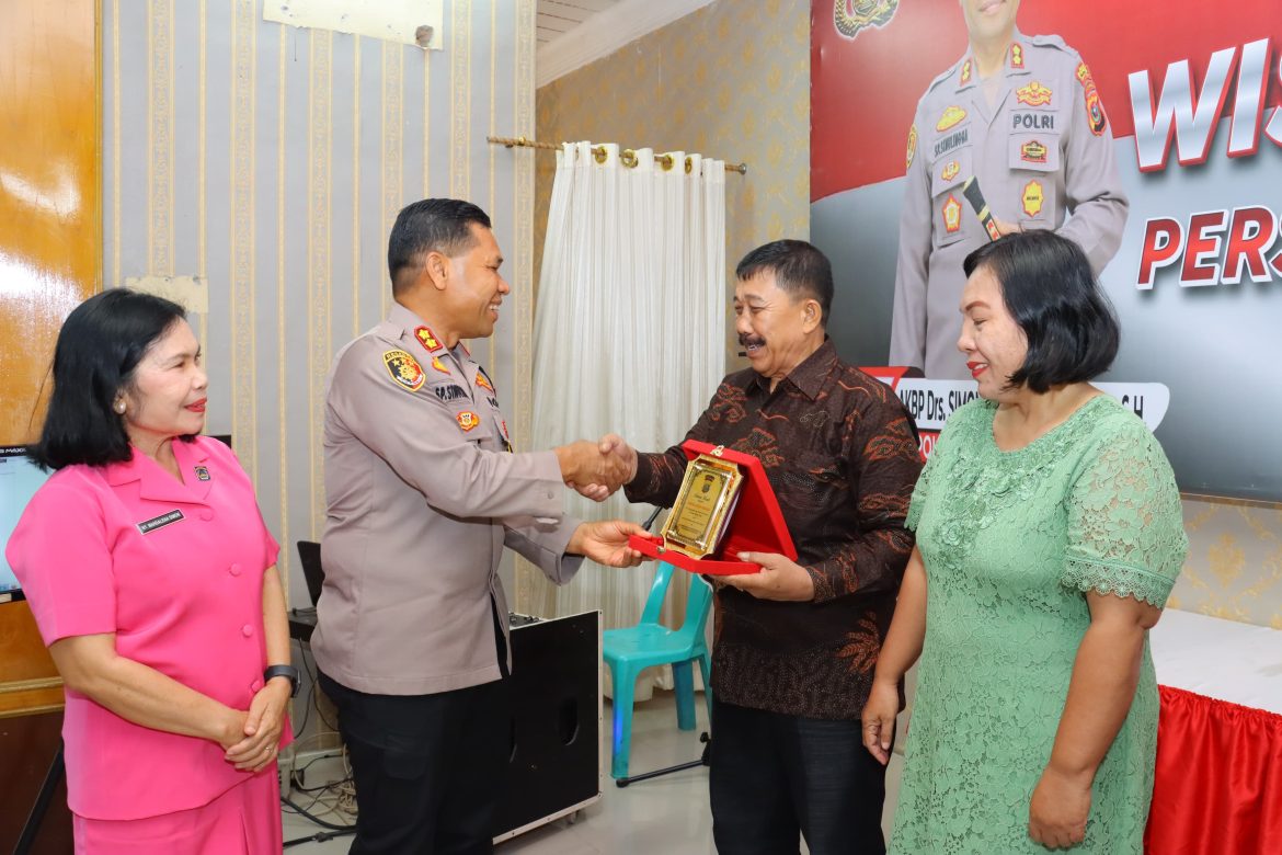 Kapolres Tebing Tinggi AKBP Drs. Simon Paulus Sinulingga, S.Sos Pimpin Wisuda Purna Bakti Personil