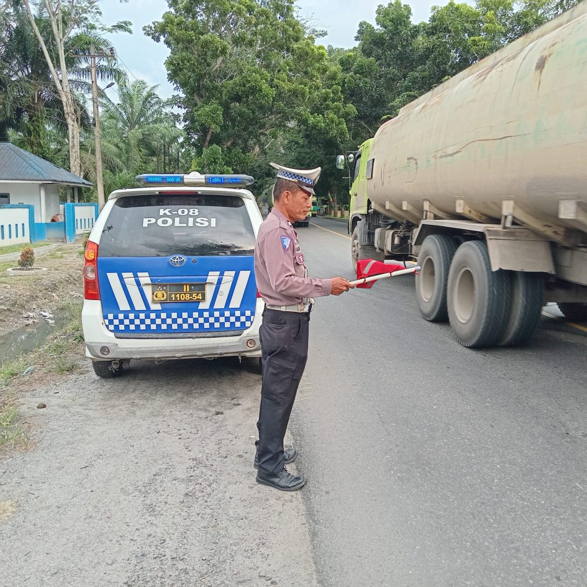 Sat Lantas Polres Batu Bara Patroli Kibas Bendera di Jalinsum