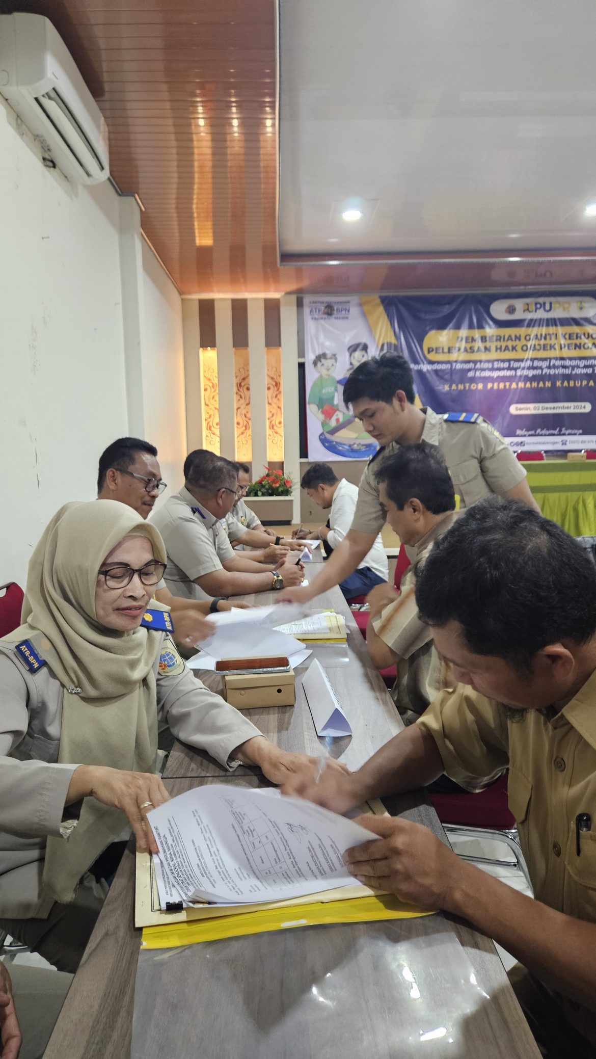 [PEMBERIAN GANTI KERUGIAN & PELEPASAN HAK OBJEK PENGADAAN TANAH JALAN TOL TRANS JAWA, 3 (TIGA) DESA TERIMA GANTI KERUGIAN]