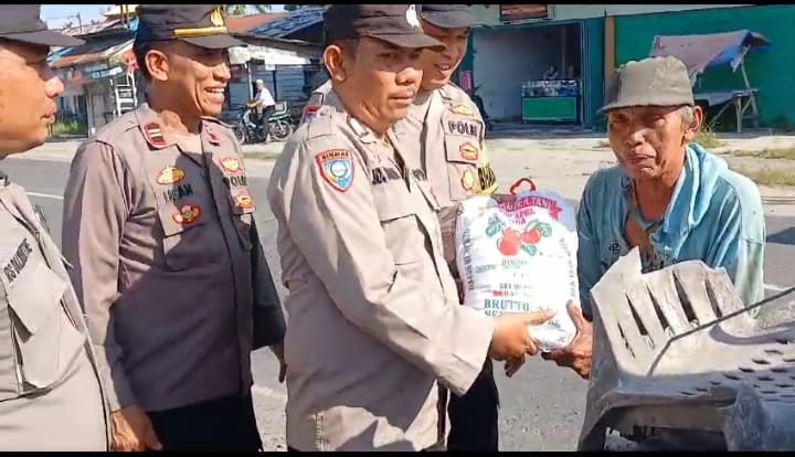 Jumat Berkah Polsek Firdaus Berbagi Sembako