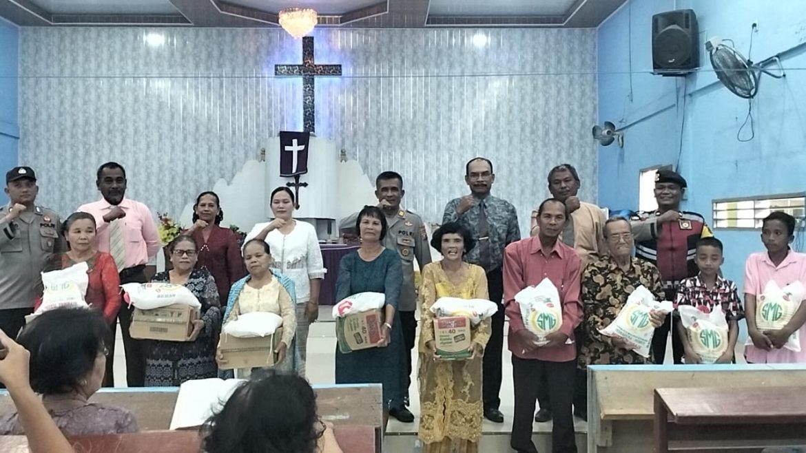 Minggu Kasih, Kapolres Batu Bara Berbagi Sembako Warga Kurang Mampu di HKBP Pagurawan