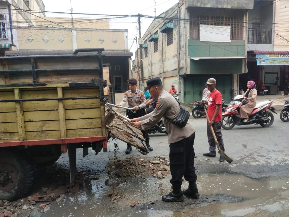 Cegah Terjadinya Kecelakaan, Polres Tebing Tinggi Lakukan Penimbunan Jalan Berlubang