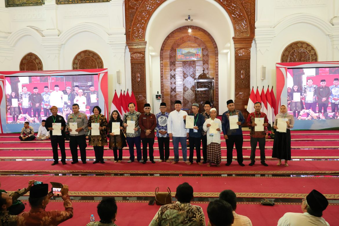 Serahkan 1.334 Sertipikat se-Banten, Menteri Nusron Komitmen Tingkatkan Sertipikasi Tanah Wakaf dan Rumah Ibadah