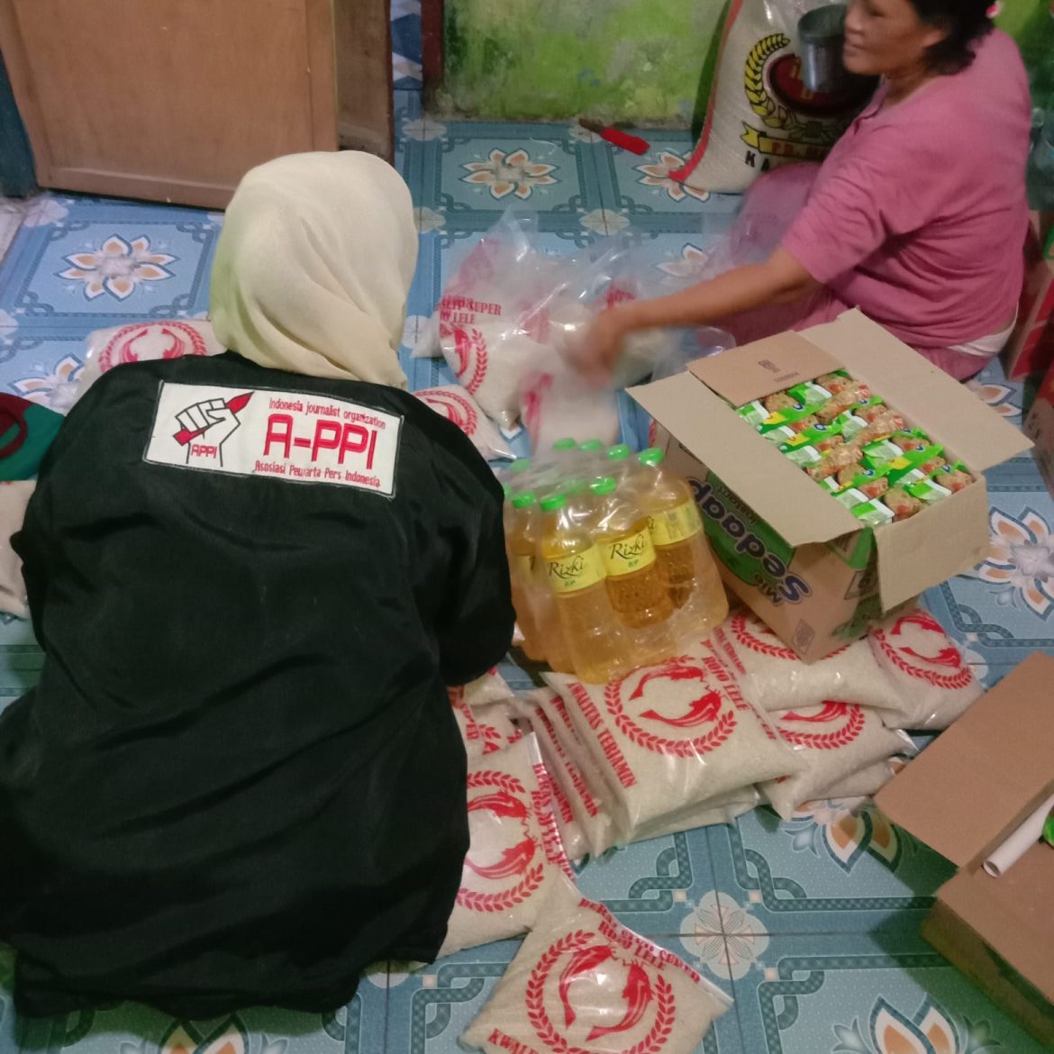 Asosiasi Pewarta Pers Indonesia Bagikan 350 Paket Sembako kepada Masyarakat Kurang Mampu