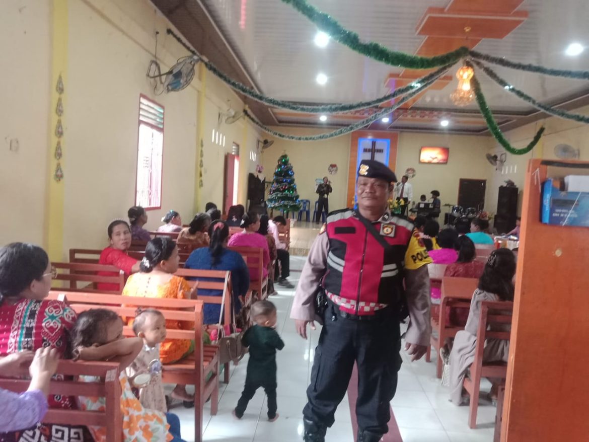 Personil Polres Batu Bara Pengamanan Perayaan Natal Disejumlah Gereja