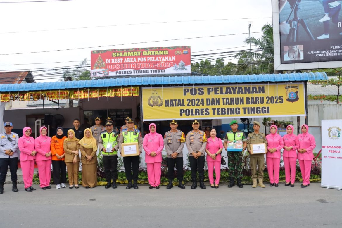 Kunjungi Pos Pam Nataru, Kapolres Tebing Tinggi Berikan Bingkisan