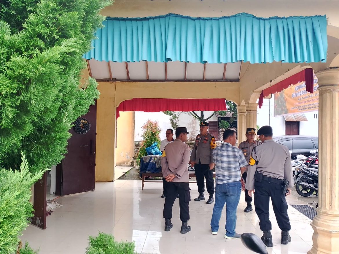 Wakapolres Tebing Tinggi Pimpin Pengecekan Pengamanan Ibadah Natal di Gereja
