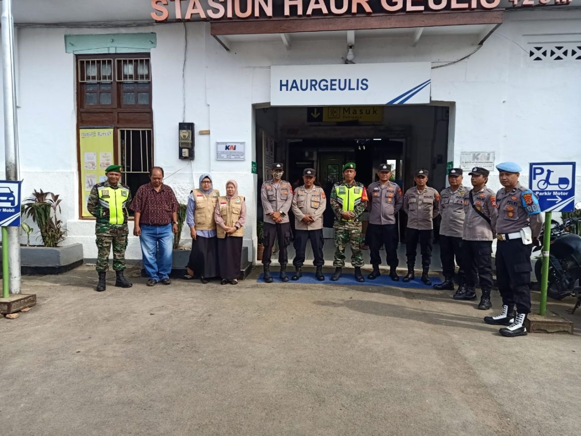 Pengamanan Natal dan Tahun Baru di Stasiun Haurgeulis, Polres Indramayu Terjunkan 13 Personel