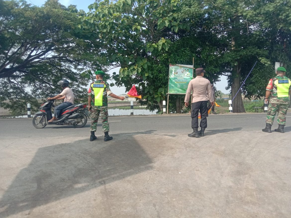 Pantai Glayem Dipadati Wisatawan, Petugas Gabungan di Indramayu Sigap Atur Lalu Lintas