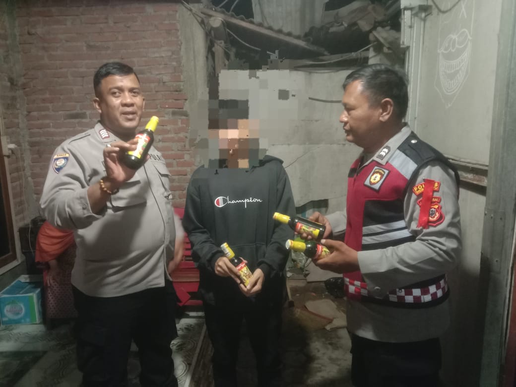 Cipta Kondisi Jelang Tahun Baru 2025, Polsek Kroya Laksanakan Razia Miras