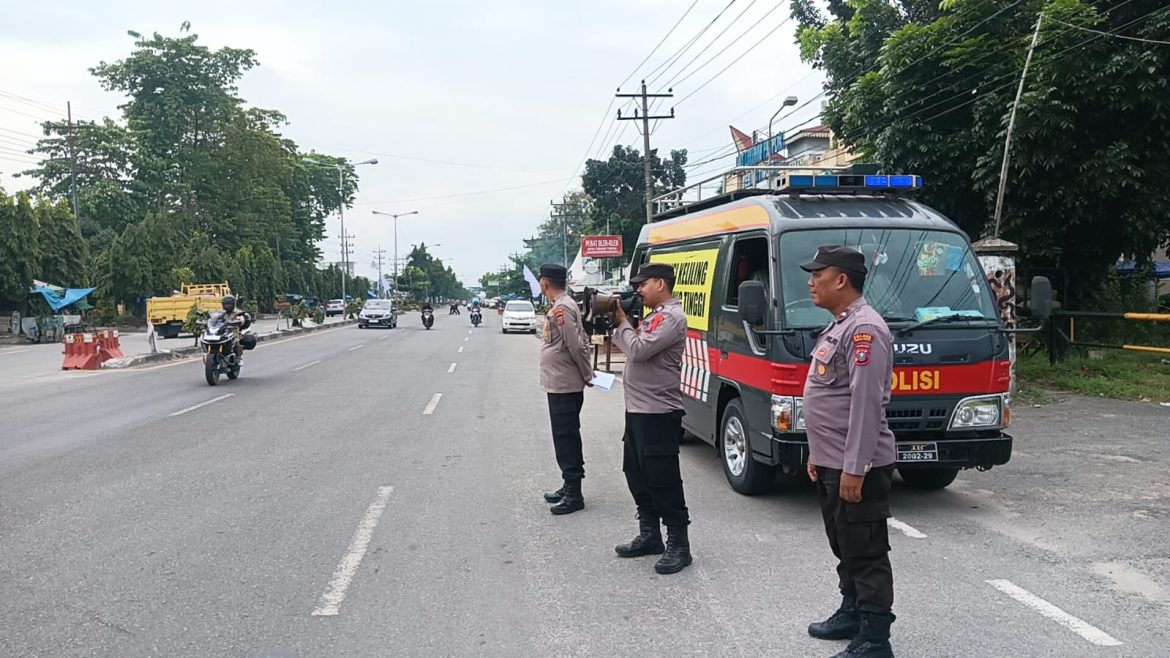 Gelar Public Address di Pusat Oleh-oleh, Polres Tebing Tinggi Himbau Pemudik Patuhi Rambu Lalulintas