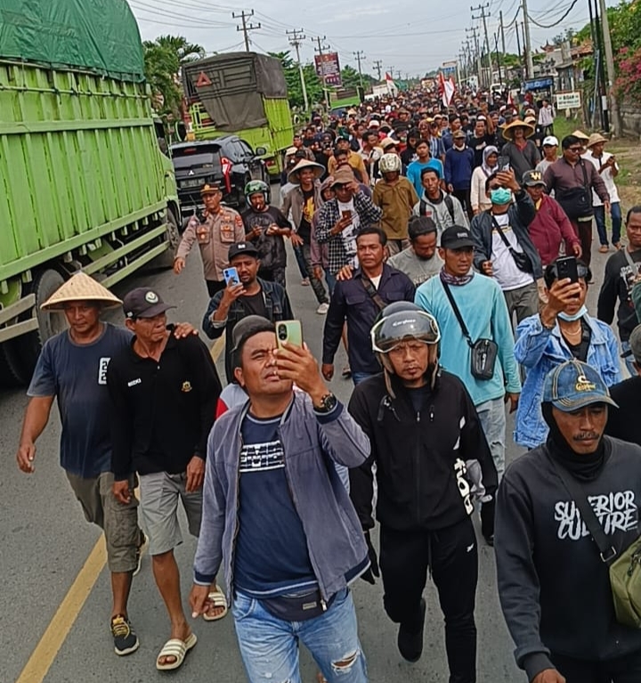 Gabungan Petani Tulang Bawang Dan Mesuji Melakukan Orasi Aksi Damai Turun Kejalan Tuntut Pemerintah Naikan Harga Singkong Menjadi Rp1500 /Kg Serta Potongan 15%.