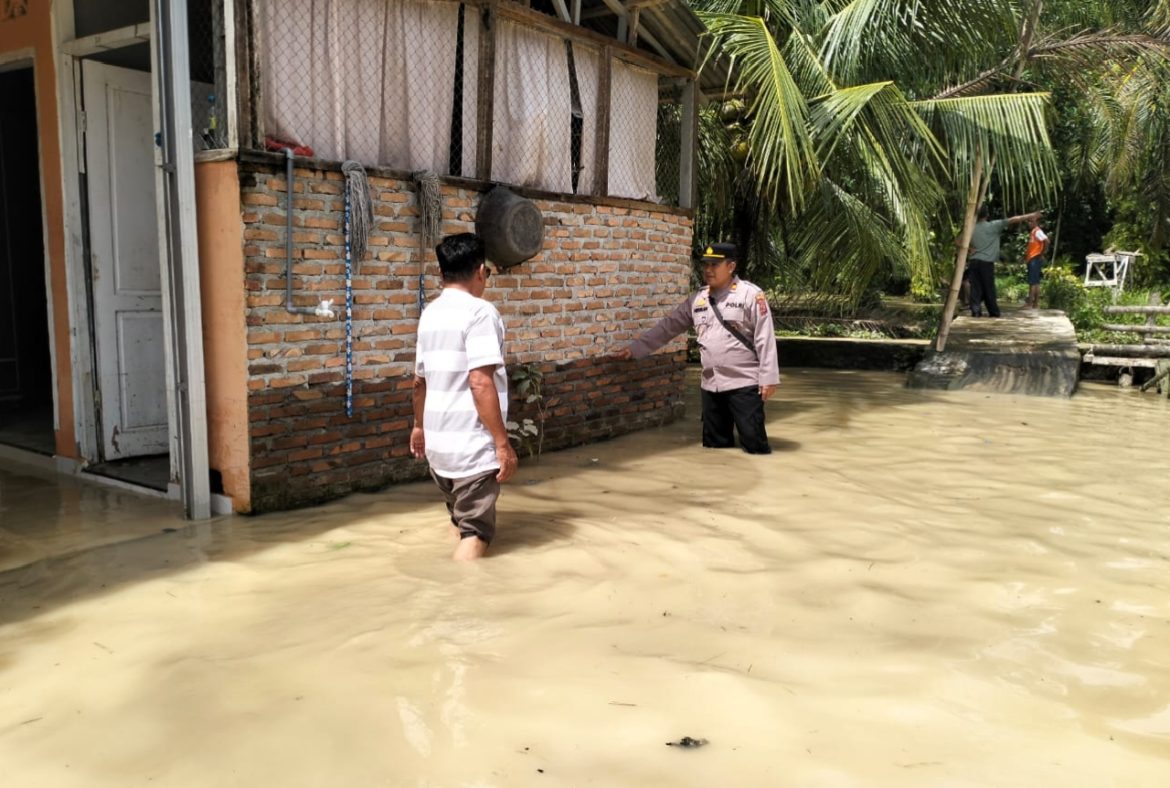 Kapolsek Dolok Merawan Iptu Herman Sentosa Beri Bantuan Sembako Korban Banjir