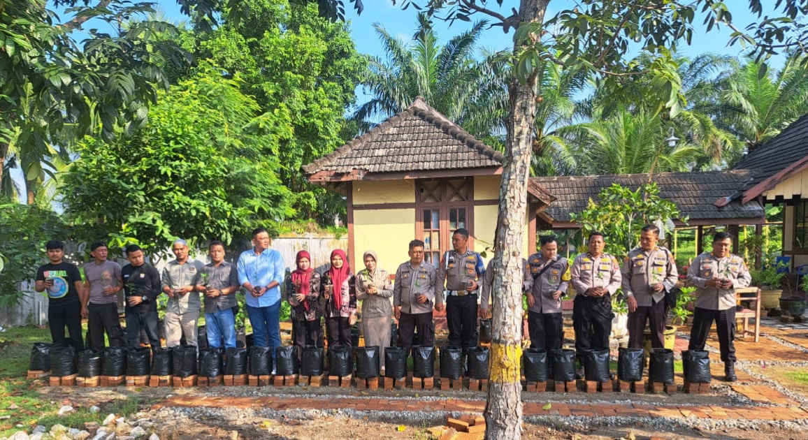 Dukung Ketahanan Pangan, Kapolsek Labuhan Ruku Tanam Cabai di Pekarangan Rumah Dinas