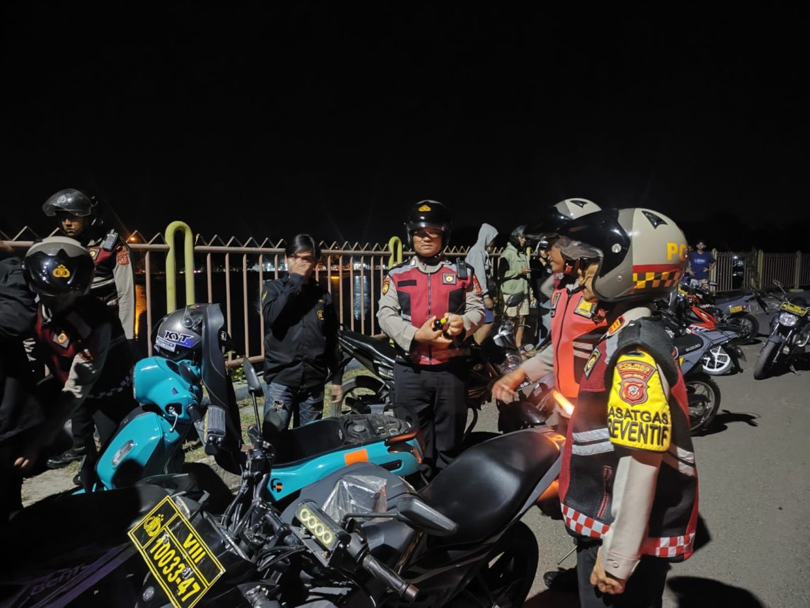 Polres indramayu Bersama Petugas Gabungan Kawal Ketertiban Malam Tahun Baru 2025