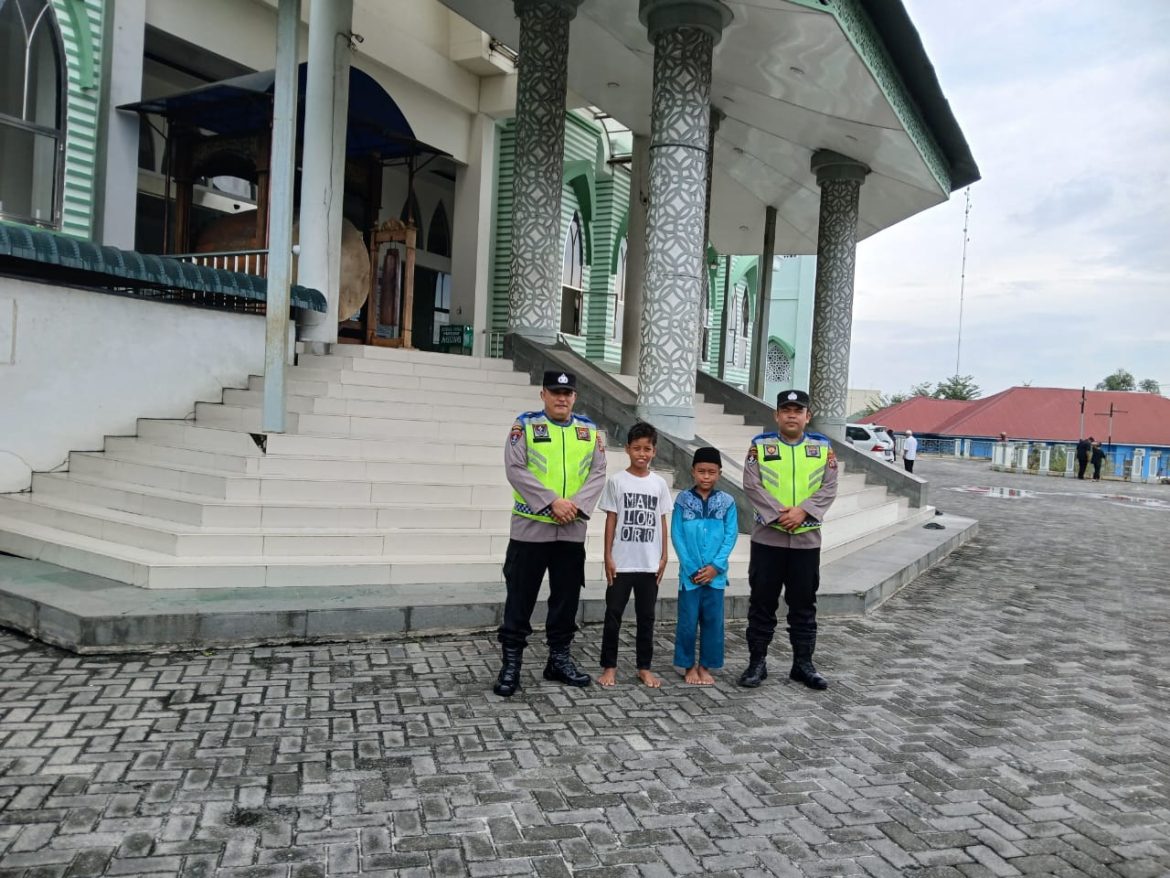 Polsek Rambutan Pengamanan Sholat Jumat di Sejumlah Mesjid