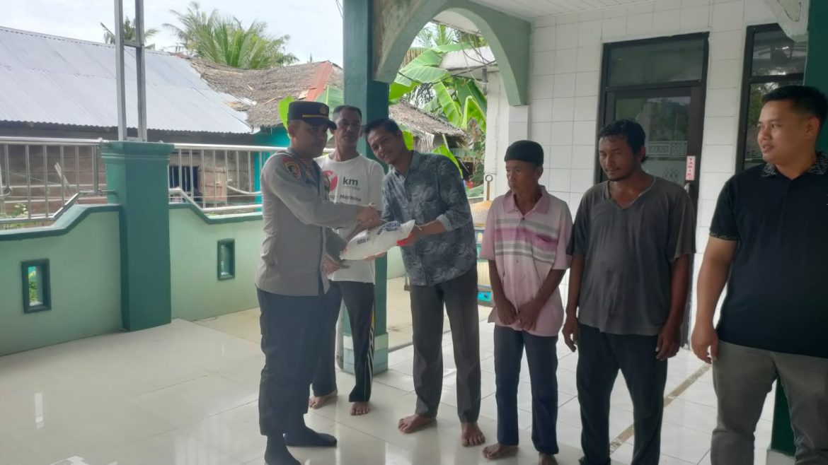 Jumat Berkah Peduli Sesama, Kapolsek Medang Deras AKP Abdi Tansar, S.H, M.H Beri Bantuan Sembako