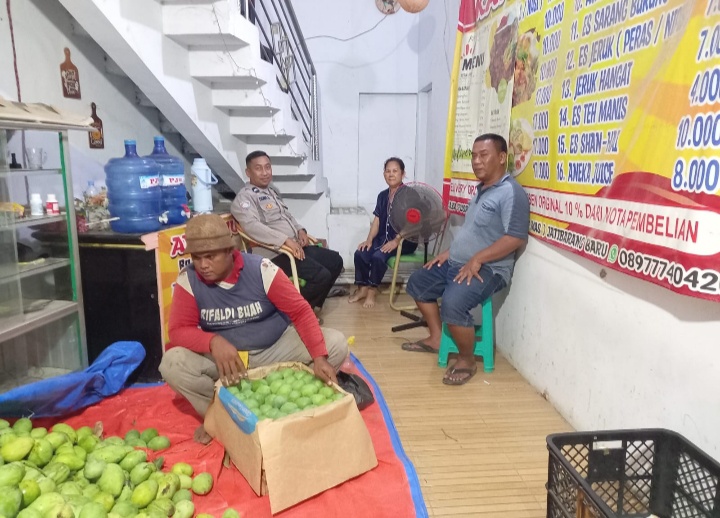 Polsek Jatibarang Tunjukkan Komitmen Kamtibmas Lewat Dialog Dengan Pedagang
