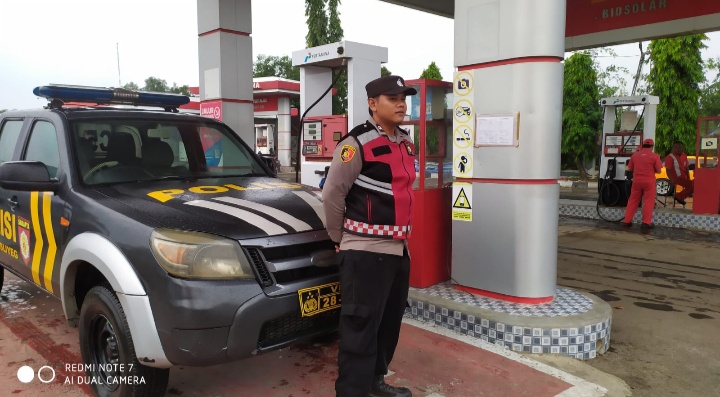 Meski Hujan, Polsek Sliyeg Tetap Sigap Lakukan Patroli