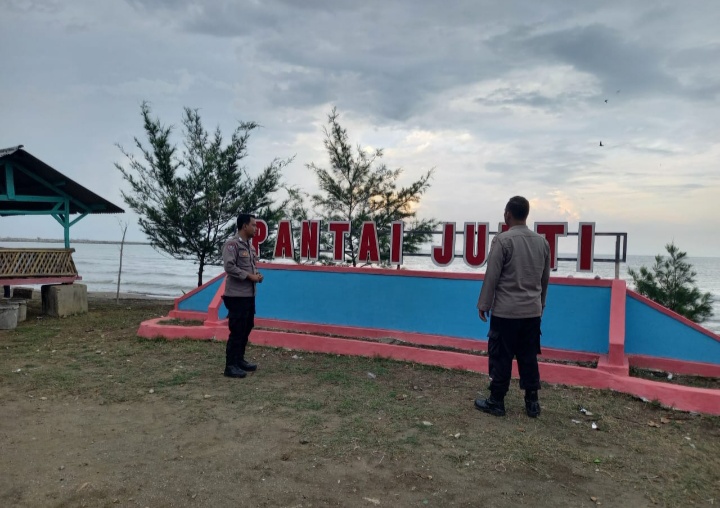Polsek Juntinyuat Lakukan Patroli Objek Wisata Pantai, Pastikan Keamanan Pengunjung