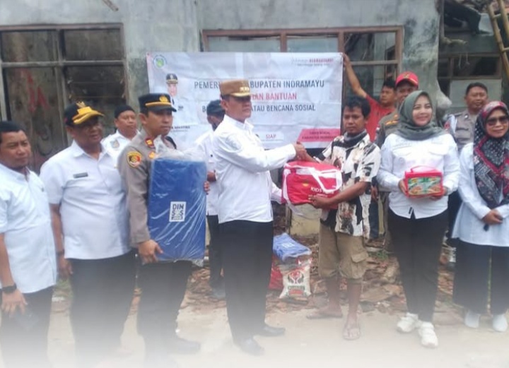Peduli Terhadap Masyarakat, Bupati Nina Agustina Serahkan Bantuan Untuk Korban Kebakaran di Kecamatan Arahan