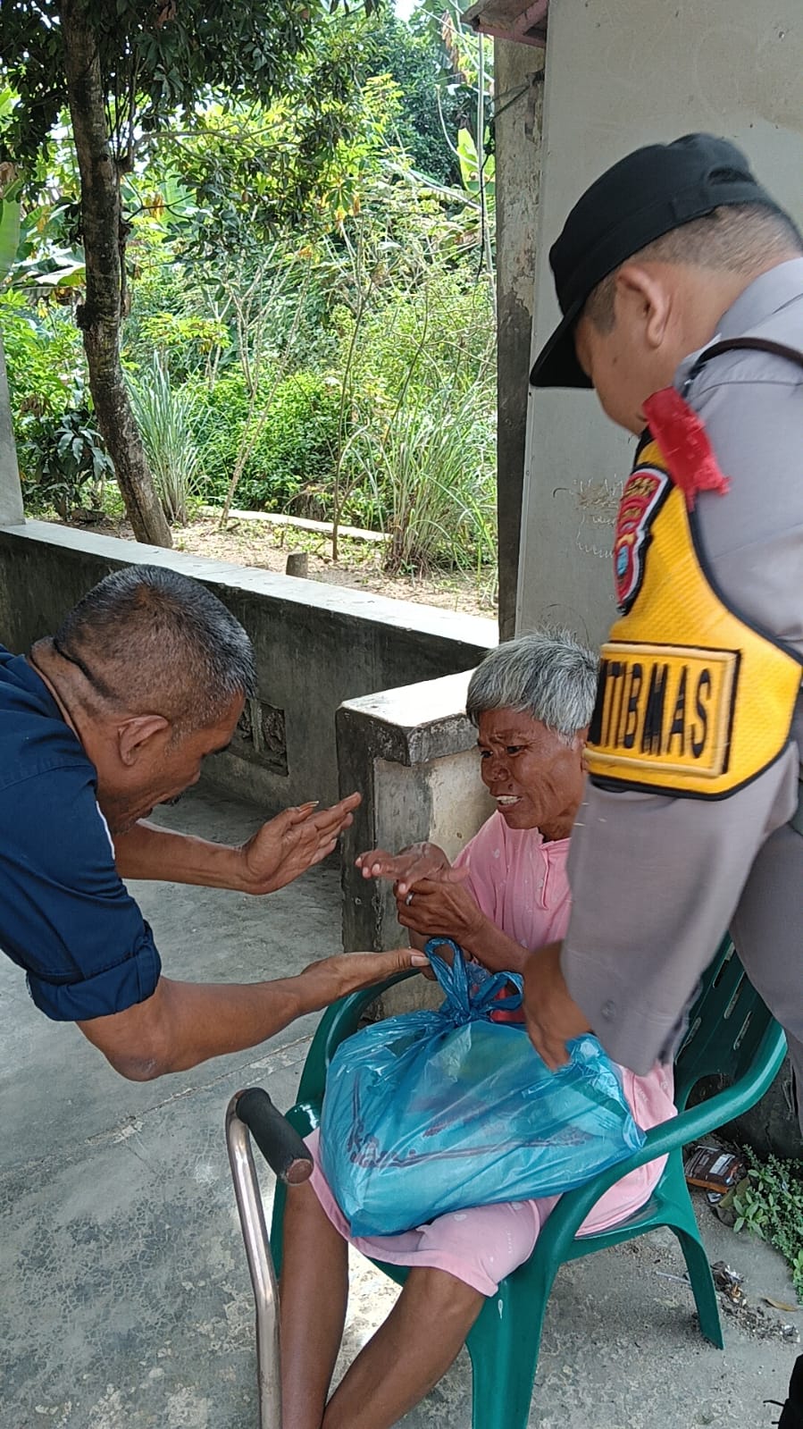 Kapolres Batu Bara Berikan Bantuan Sembako Warga Kurang Mampu