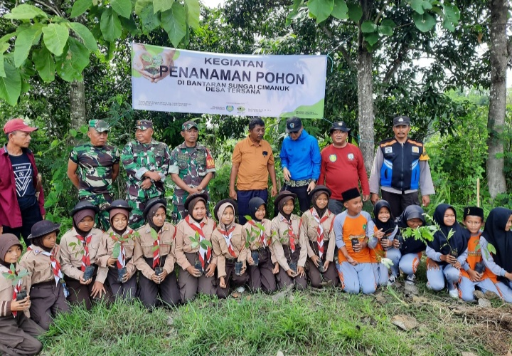 Polsek Sukagumiwang Turut Serta Dalam Penghijauan di Sepanjang Bantaran Sungai Cimanuk